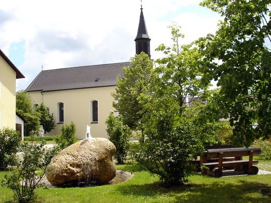 Kirchplatz Wolfsbach 2000