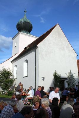 Noch lange saßen die Kirchweihgäste im Schatten des Gotteshauses besiammen.