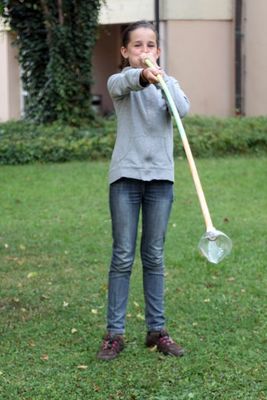 Johanna Meiler aus Amberg ist zehn Jahre alt und bläst kräftig ins „Alphorn“.