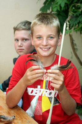 Aus Federn und Lederriemchen bastelten die Kinder tollen Indianerschmuck.