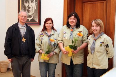 Für ihre engagierte Arbeit über Jahre hinweg überreichte Kurat Pfarrer Pater Hermann Sturm den scheidenden Vorsitzenden Susanne Berschneider und Kerstin Dollacker Geschenke. Rechts Kassier Johanna Dollacker.