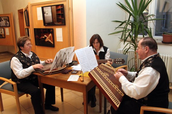 Musikalisch umrahmte die Ensdorfer Stubenmusik die Vernissage