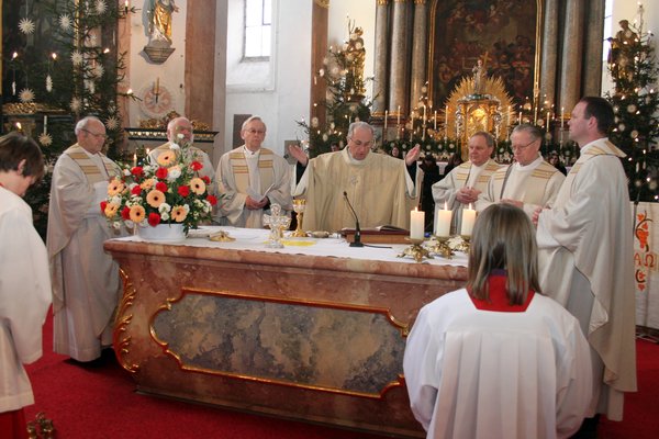 Die Patres Georg Kopic, Alfred Lindern und Josef Wenzl, Klosterdirektor Pater Christian Liebenstein, Bischof Frantisek Radkovsky aus Pilsen, Pfarrer Pater Hermann Sturm und Pater Harald Neuberger.