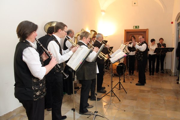 Die Don-Bosco-Blaskapelle Ensdorf spielte unter der Leitung von Georg Bayerl beim Stehempfang im Kreuzgang.