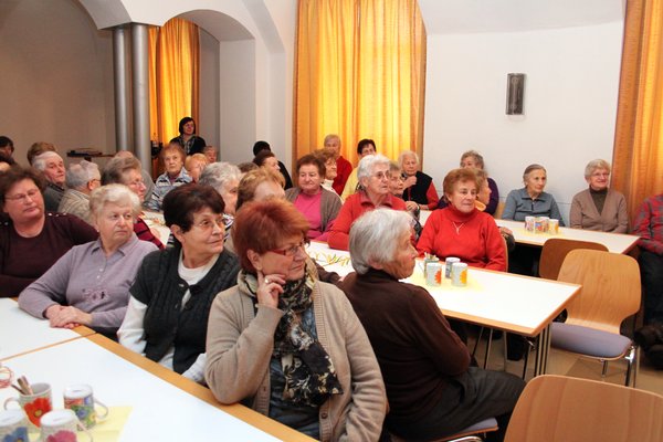 Aufmerksam verfolgen die Senioren die Szenen.