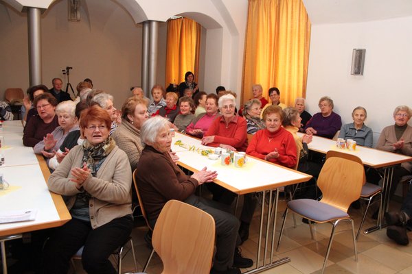 Bis zum letzten Platz besetzter Pfarrsaal.