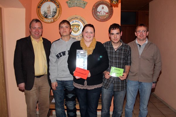 Bürgermeister Markus Dollacker, Patrik Marschall (Familie Marschall 2.Pokal), Steffi Eichenseer von „Stopslquerschiaßa Gedlbauer (Sieger Dorfpokal), Mathias Graf von den „Lustigen Vier“ (3. Dorfpokal) und Schießleiter Thomas Drick.