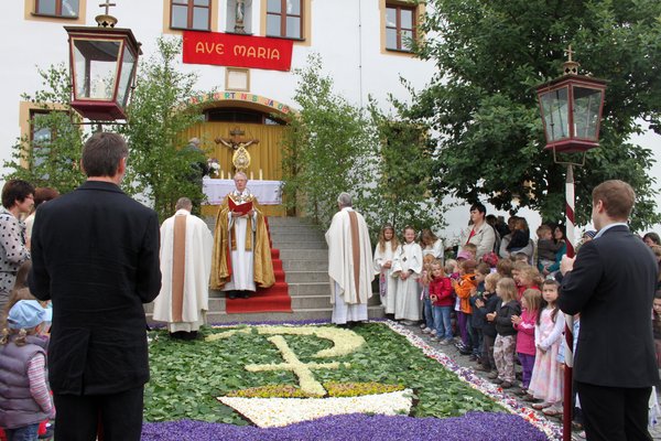 Fronleichnamsprozession in Ensdorf.