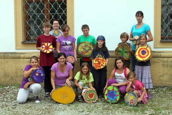 Stolz sind die Kinder auf ihre bunten Mandala-Baumscheiben.