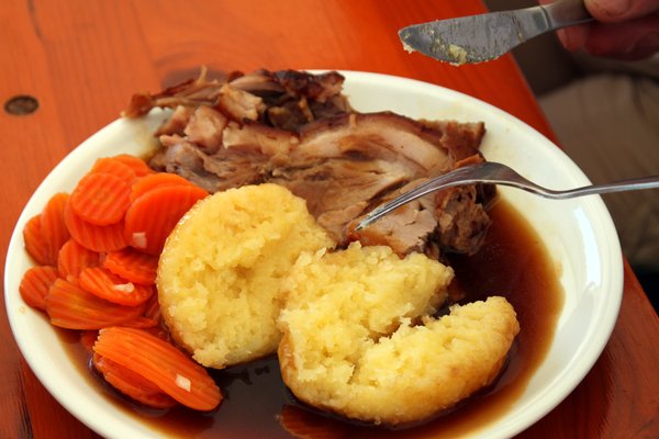 Delikat und deftig: Spanferkelbraten mit „Reiberknödel“.