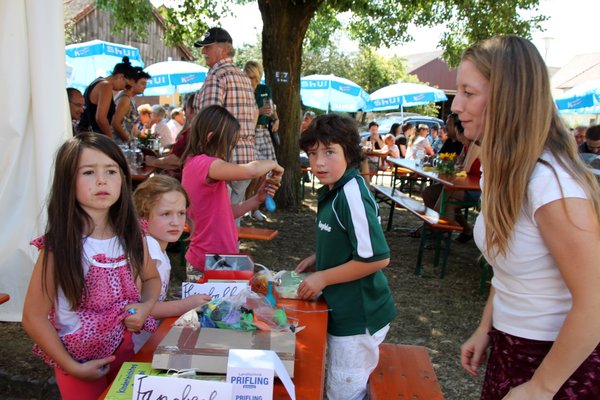 Kinder bastelten und malten bunte Sachen.